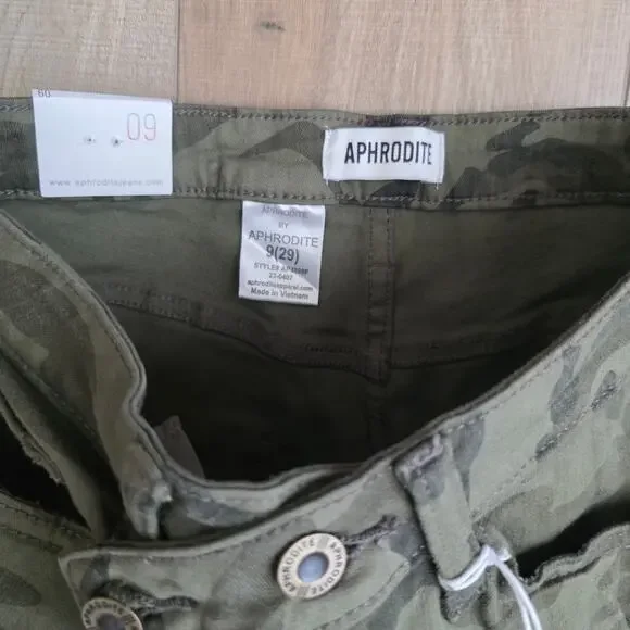 Aphrodite Crossover High Waisted Distressed Loose Camo Green Jeans Women Sz 9/29 - Picture 10 of 14